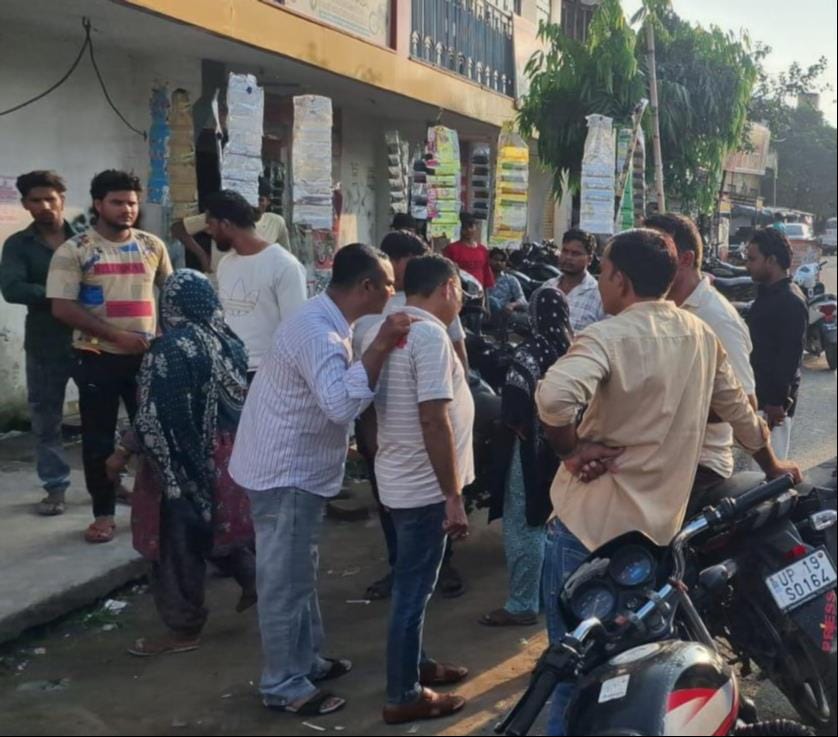 कांधला में नवजात की मौत के बाद हंगामा कर रहे लोगों को समझाते पुलिसकर्मी। संवाद