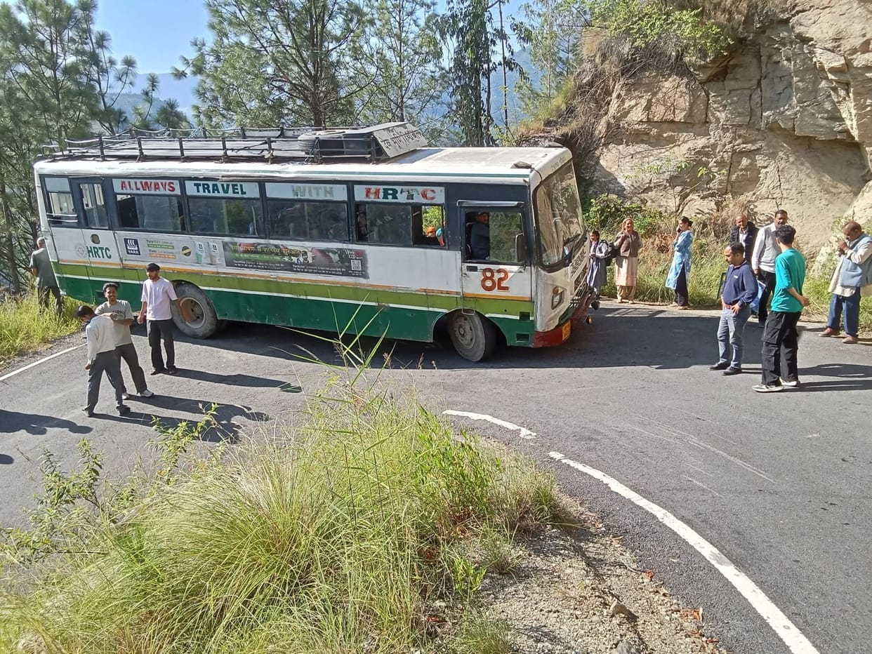Bus breaks down near Aanas; passengers face inconvenience