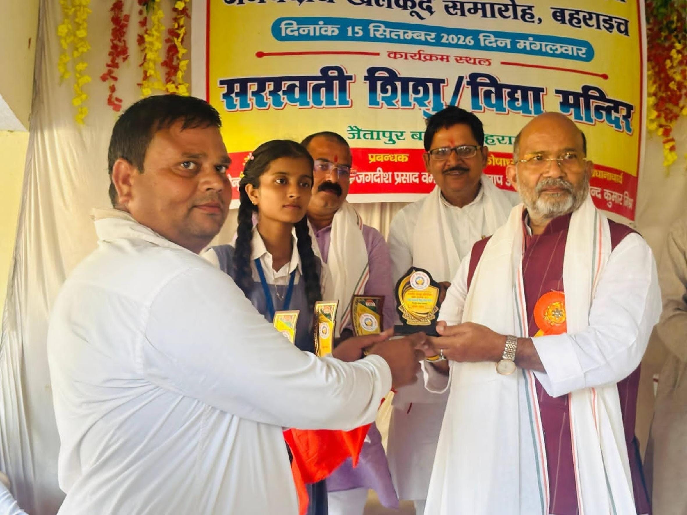  खेल प्रतियोगिता में विजयी खिलाड़ियों को सम्मानित करते महसी विधायक।