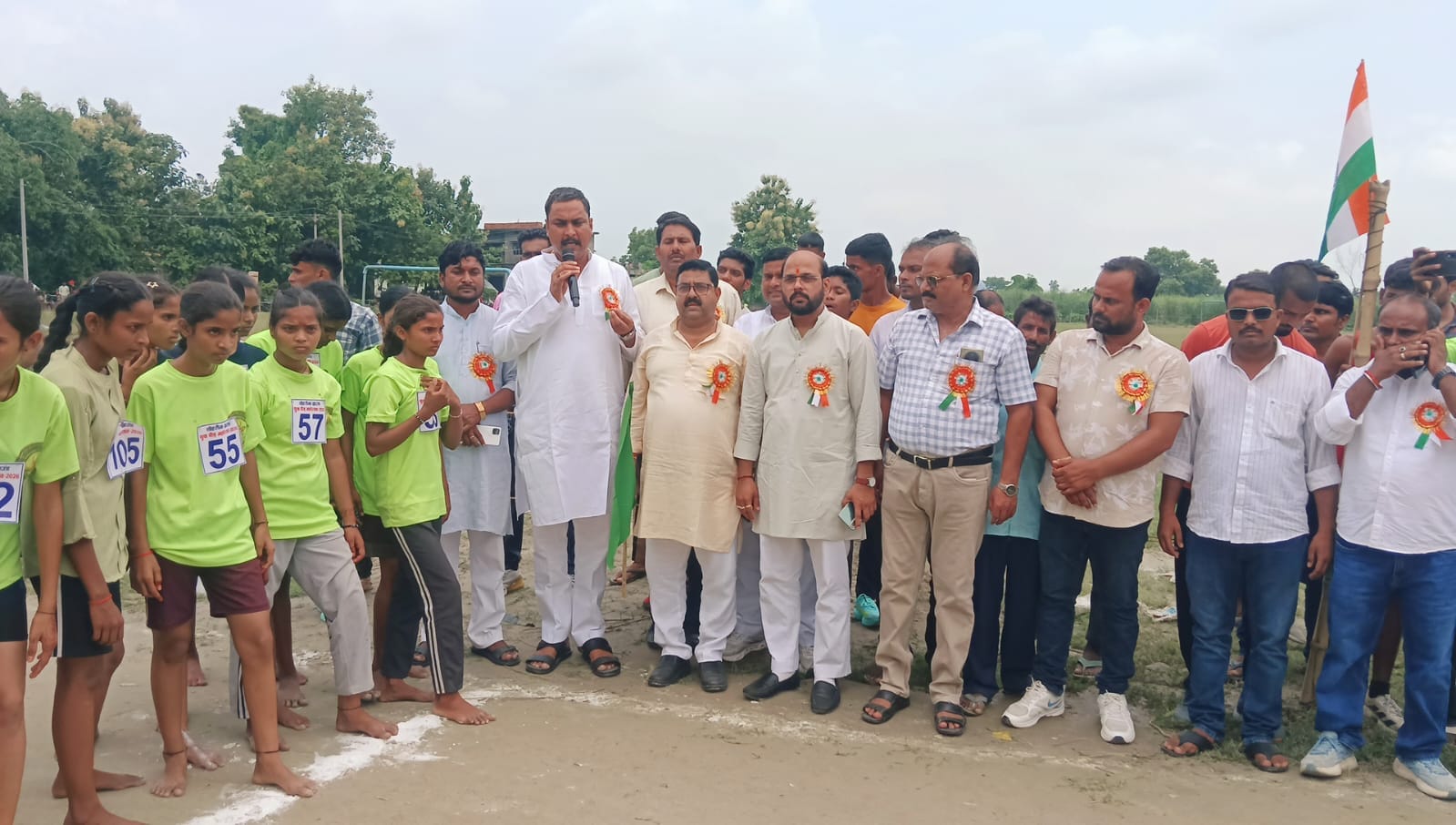 खिलाड़ियों को प्रोत्साहित करते विधायक विवेकानन्द पांडेय --