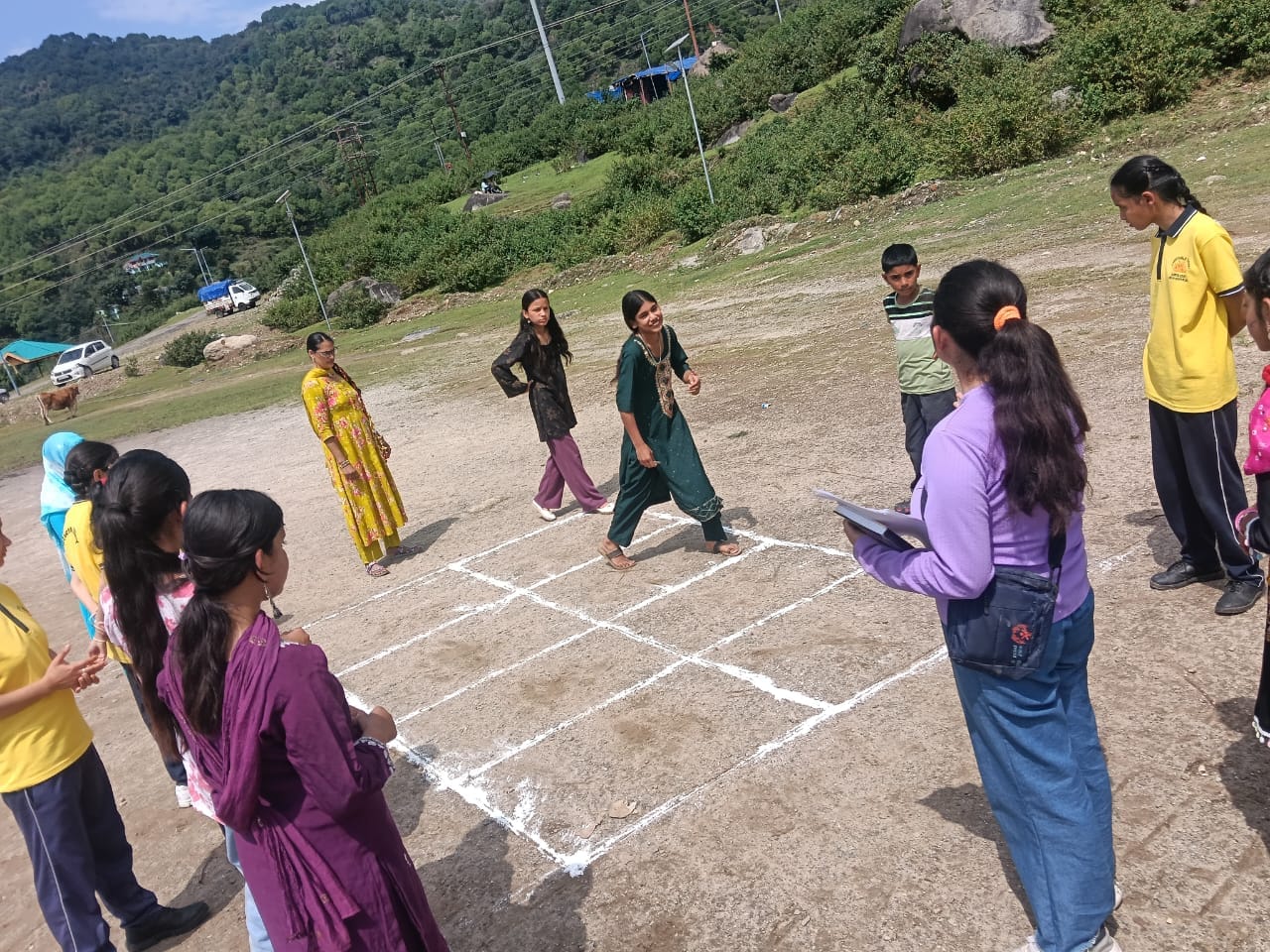 खनियारा में आयोजित भेड़े मेले में सुंदर टापू प्रतियोगिता में भाग लेती युवतियां। -आयोजक