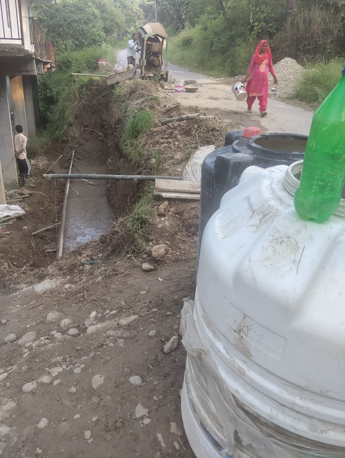 Kharwar-Mahal road being reinforced with retaining walls; relief from landslides expected.