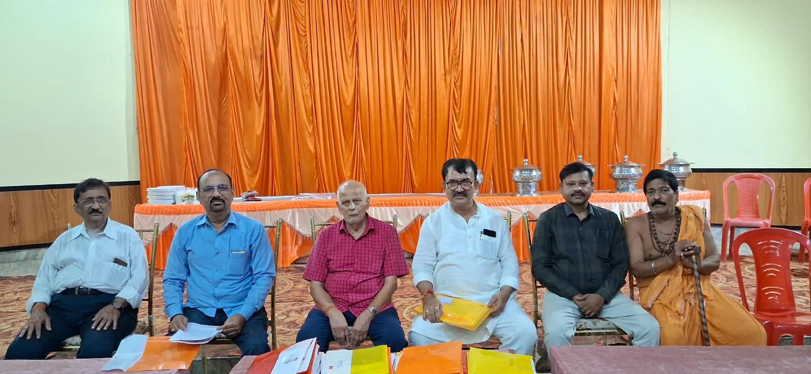 लंका स्थित मैरेज हाल में पत्रकार वार्ता करते श्रीरामलीला कमेटी हरिशंकरी के पदाधिकारी। संवाद
