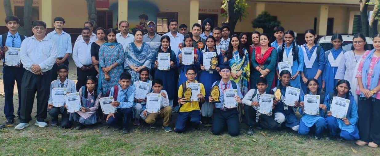 लालपुर में आयोजित प्रतियोगिता में विजेता बच्चों के साथ अतिथि