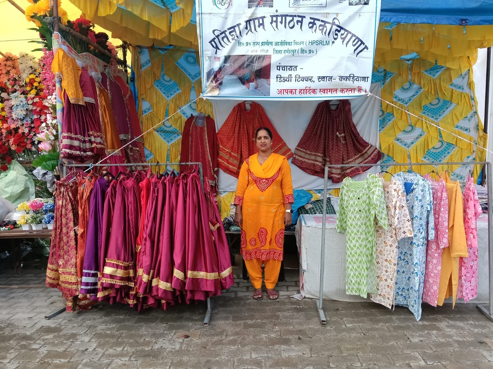 लदरौर में आयोजित सायर मेले में घघरी सूट बेचती स्वयं सहायता समूह की महिला।संवाद