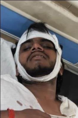 मेडिकल कॉलेज में उपचार के लिए लाए गए मारपीट में घायल हुए भाई।- जागरूक पाठक