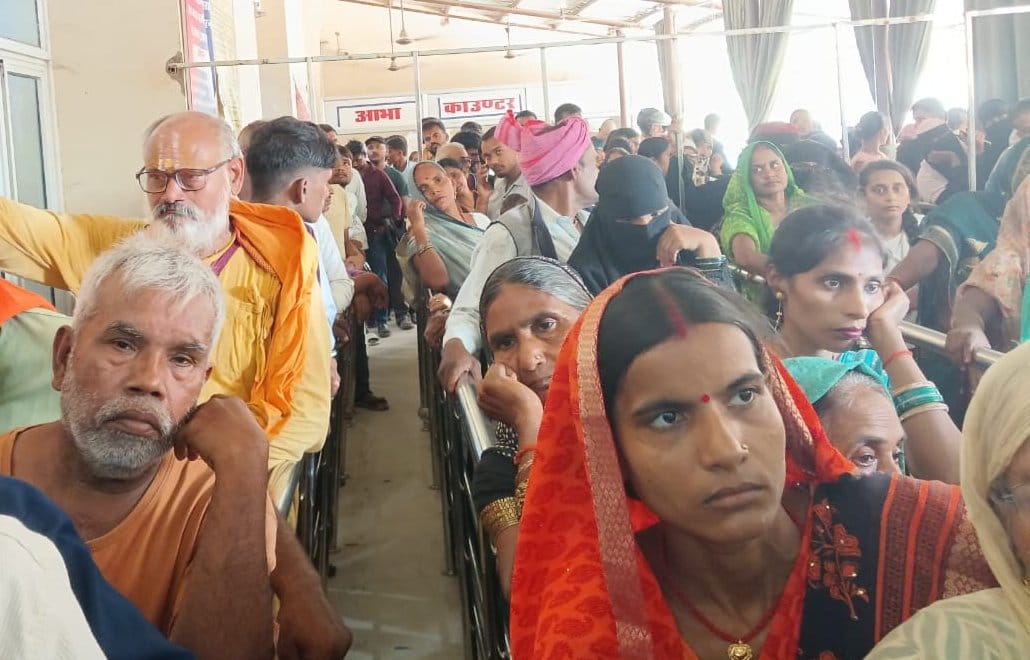 मेडिकल कॉलेज ओपीडी पर्चा काउंटर पर लगी मरीजों की भीड़। संवाद