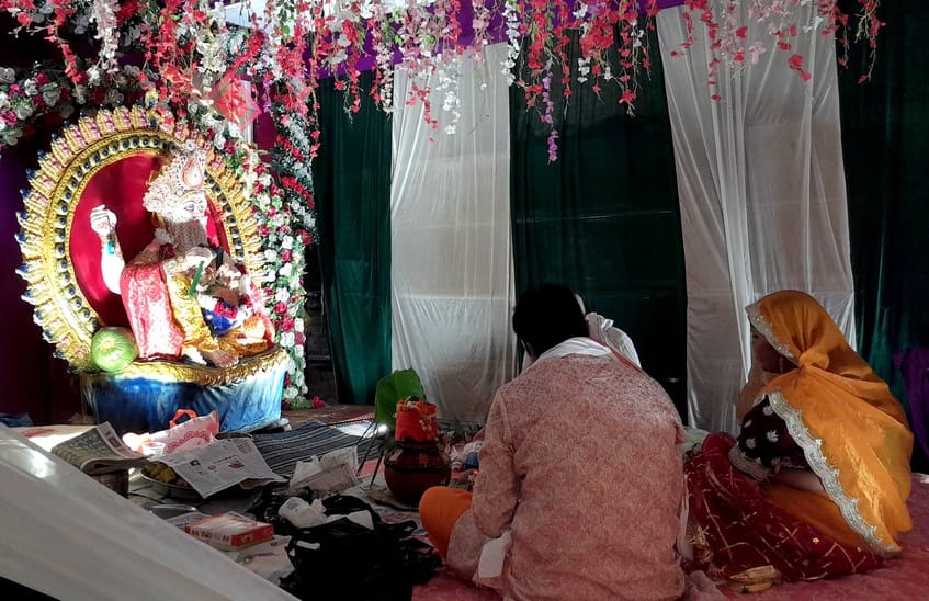 महाराजगंज कस्बे मे आरा मशीन के सामने विश्वकर्मा भगवान की मूर्ति स्थापित। संवाद