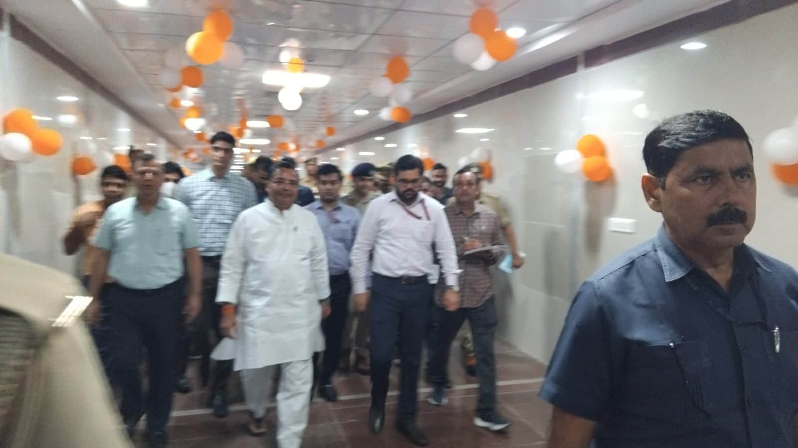 महारानी लक्ष्मी बाई मेडिकल कॉलेज का निरीक्षण करते प्रभारी मंत्री जयवीर सिंह l