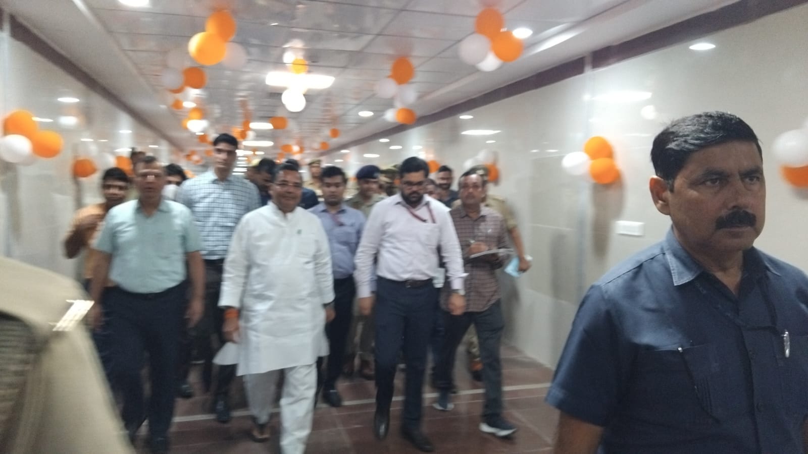 महारानी लक्ष्मी बाई मेडिकल कॉलेज का निरीक्षण करते प्रभारी मंत्री जयवीर सिंह l