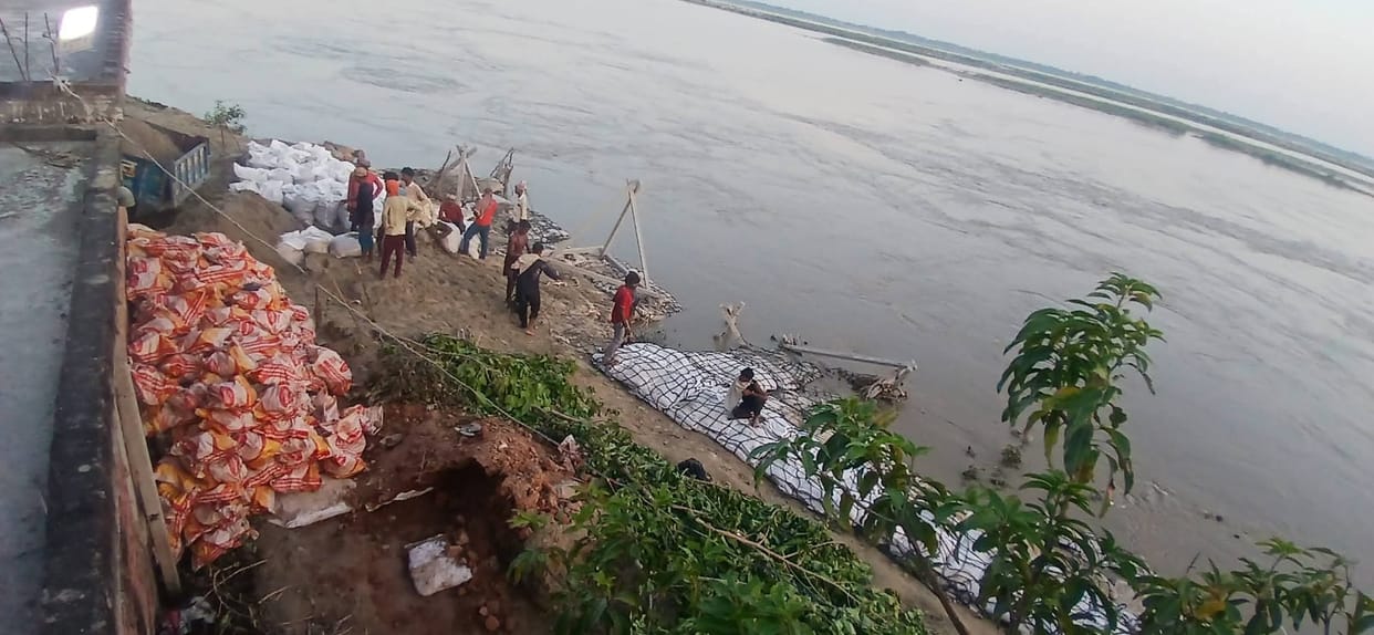 Saryu water level recedes; soil erosion intensifies in several villages.
