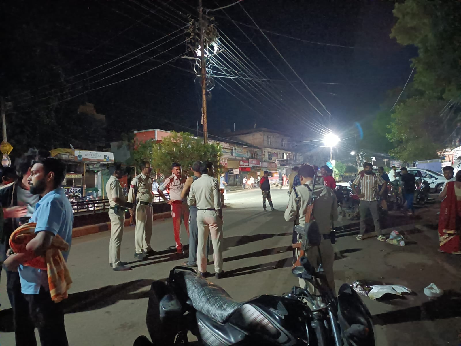 मौके पर मौजूद पुलिस।