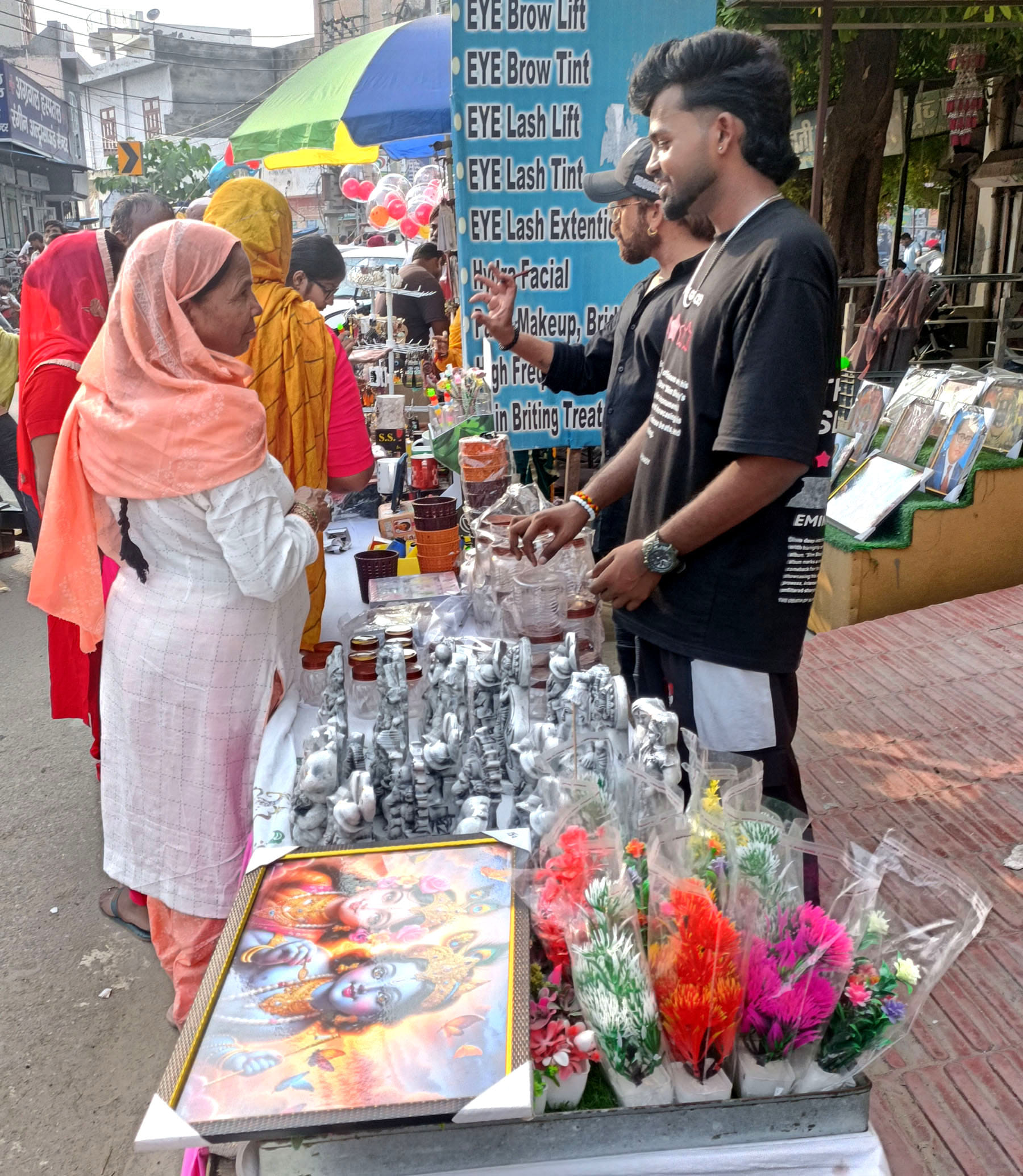 मेले में खरीददारी करती महिलाएं। संवाद