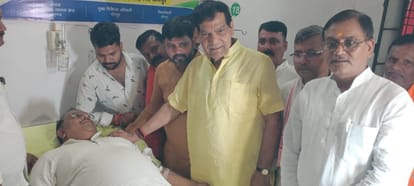 मरीज का हालताल पूछते जनपद के प्रभारी मंत्री एके शर्मा। संवाद