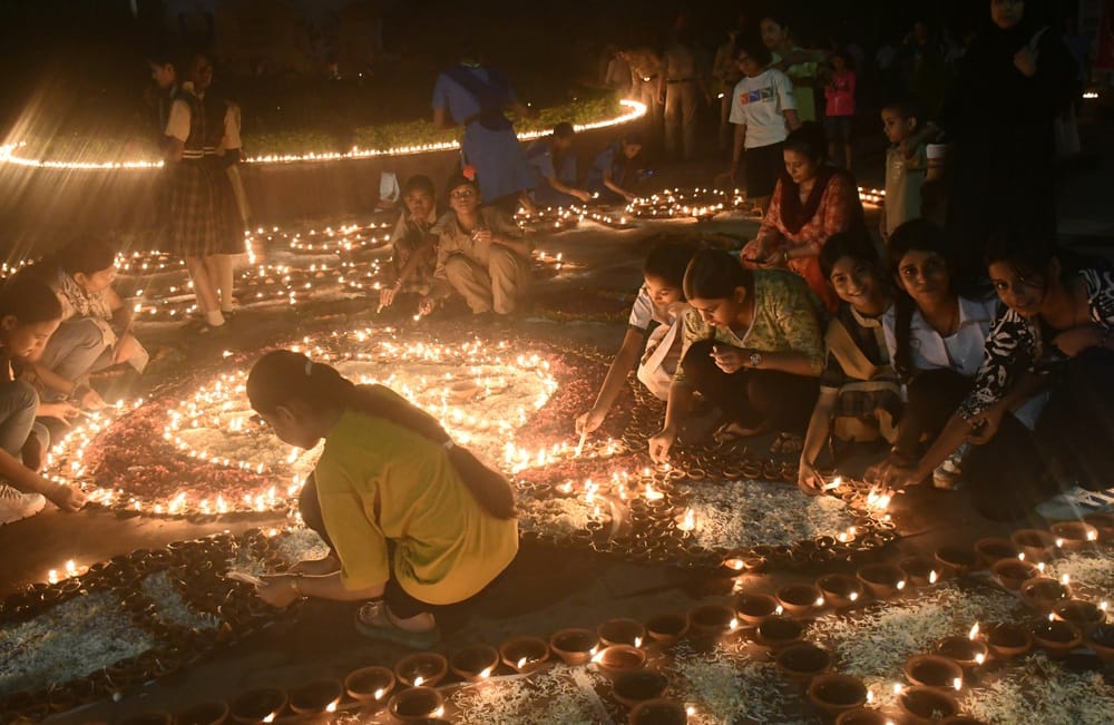 Surajkund Park illuminated with 25,000 lamps, while the city dazzled with 2.5 lakh diyas.