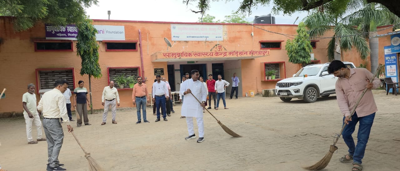 मड़िहान सामुदायिक स्वास्थ्य केंद्र पर झाडू लगाते मडिहान विधायक, संवाद