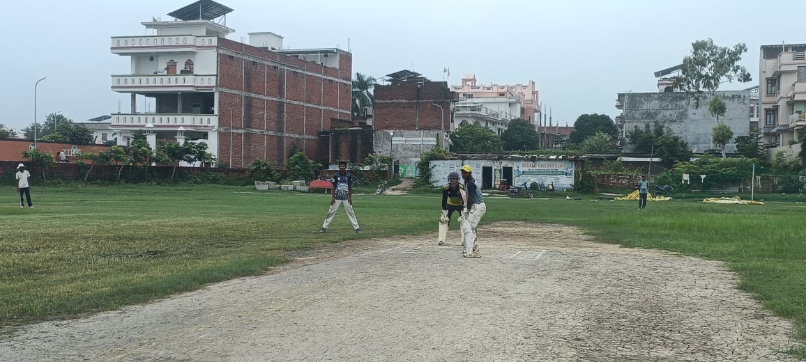 नगर के सहादतपुरा मैदान पर आयोजित मैच में खेलते खिलाड़ी।संवाद