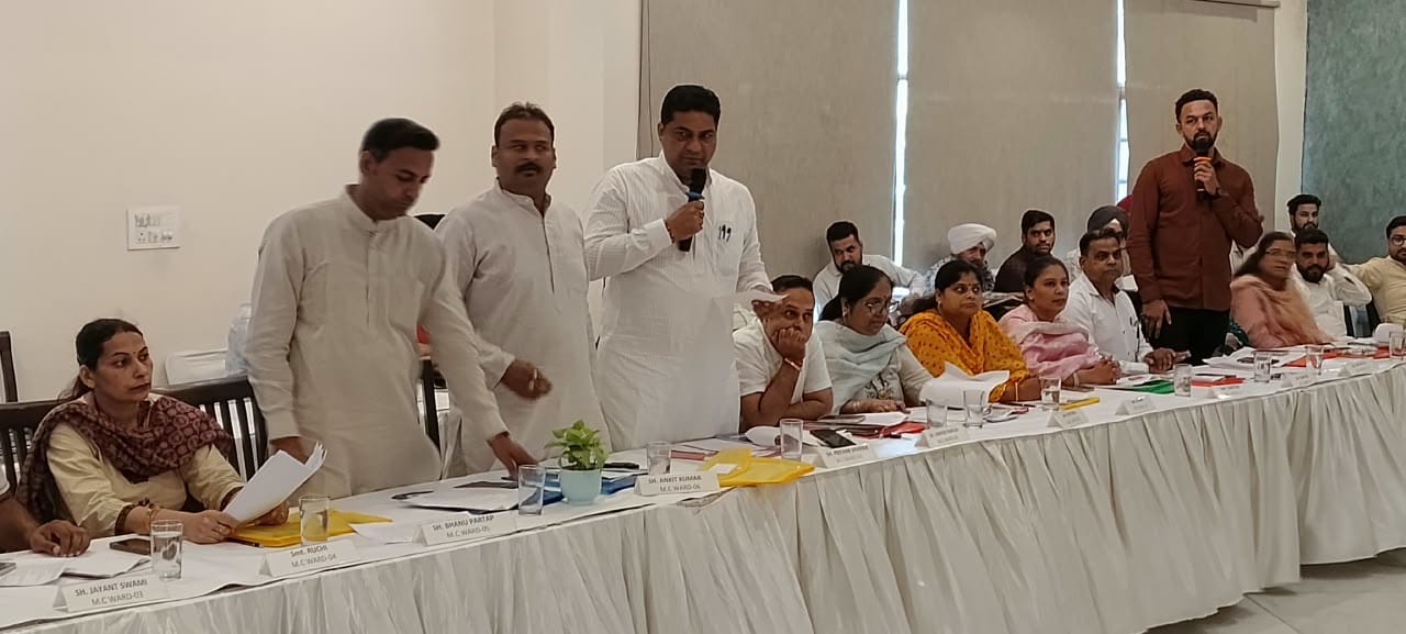 नगर निगम की बुधवार को हुई बैठक में बात रखते पार्षद। संवाद