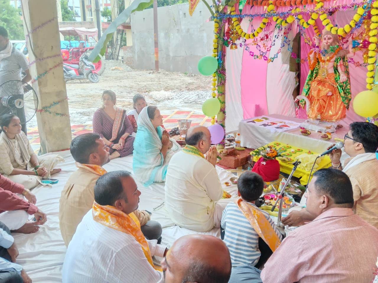 नगरपालिका के जलकल परिसर में भगवान विश्वकर्मा का पूजन करते नगर पालिका अध्यक्ष व ईओ, फोटो : संवाद