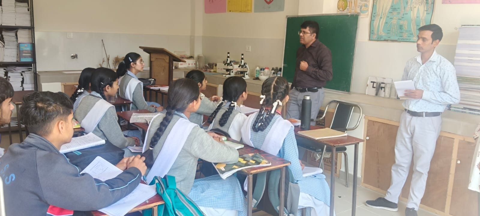 नौहराधार स्कूल में विद्यार्थियों से संवाद करते एसडीएम। स्रोत स्कूल
