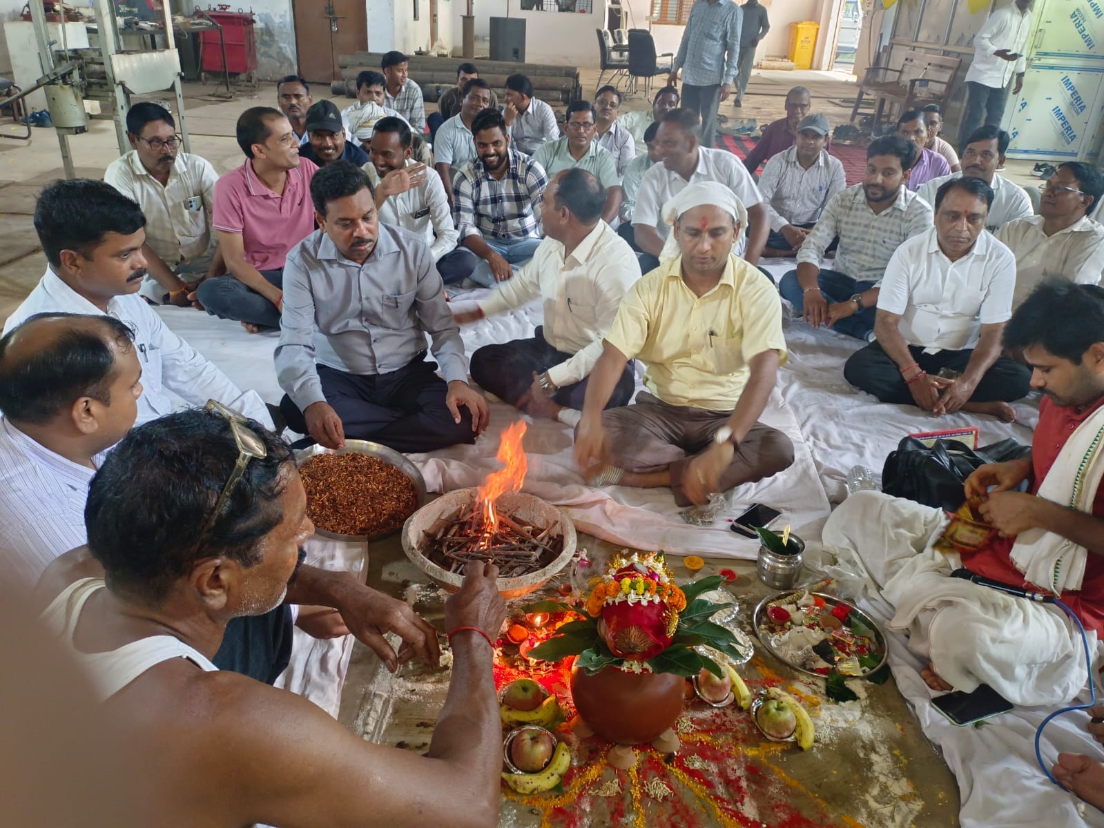 नलकूप कार्याशाला में भगवान विश्वकर्मा काका हवान पूजन करते इंजीनियर।- सोशल मीडिया।