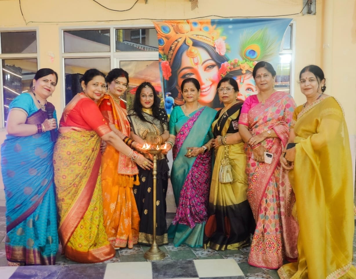 ओबरा में तीज महोत्सव कार्यक्रम का शुभारंभ करती लायंस क्लब  गौरव की महिला सदस्य। स्रोत स्वयं