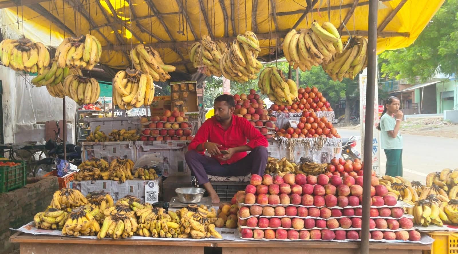 औड़िहार में लगी फल की दुकान। संवाद