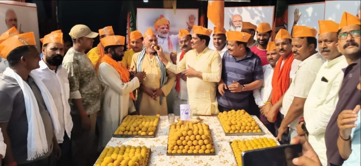 पीडीडीयू नगर के सब्जी मंडी में एक दूसरे को लड्डू खिलाकर पीएम मोदी को जन्मदिन मनाते भाजपा कार्य