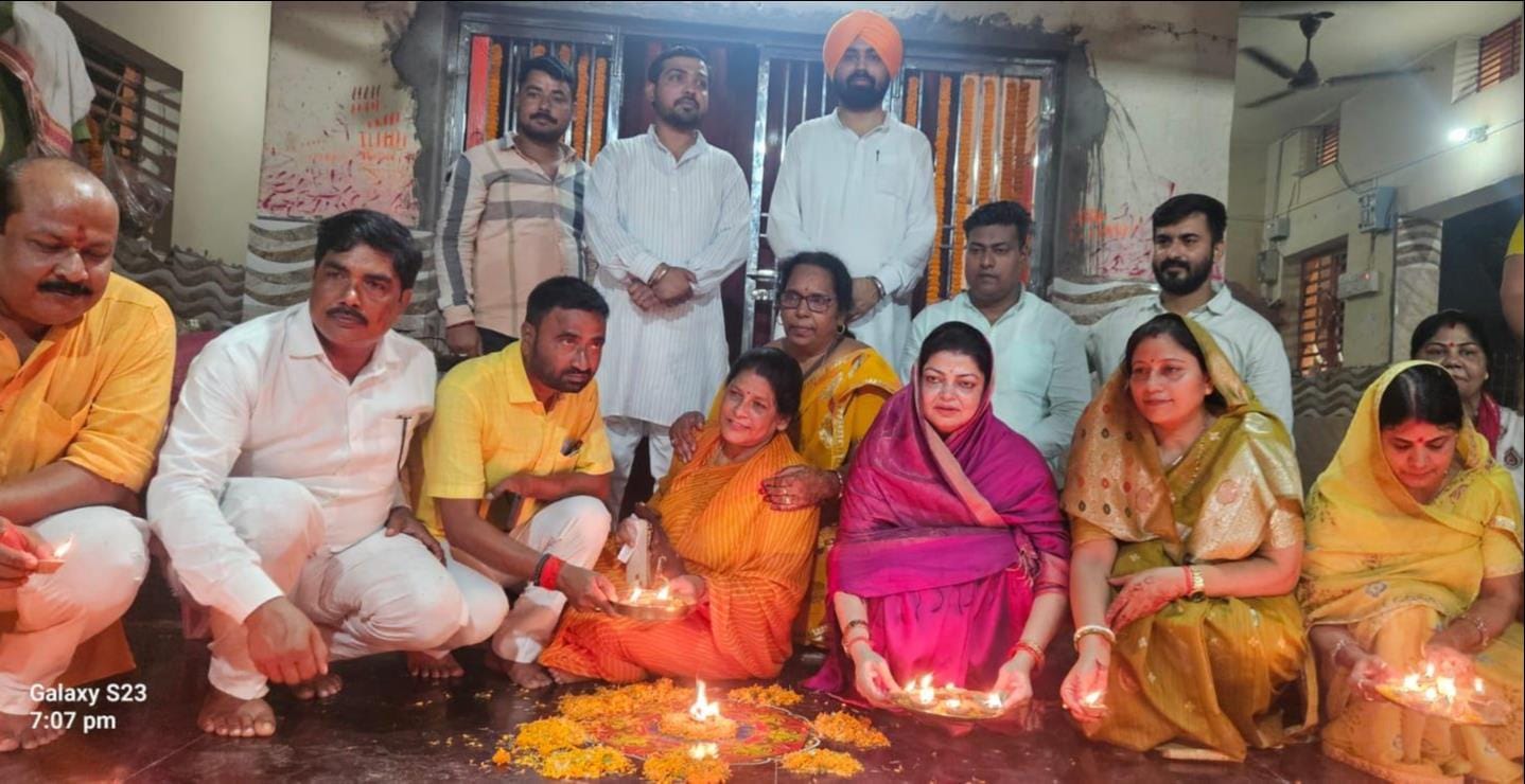 पीडीडीयू नगर स्थित काली माता मंदिर में दीया जलातीं भाजपा की राज्यसभा सांसद दर्शना सिंह। संवाद
