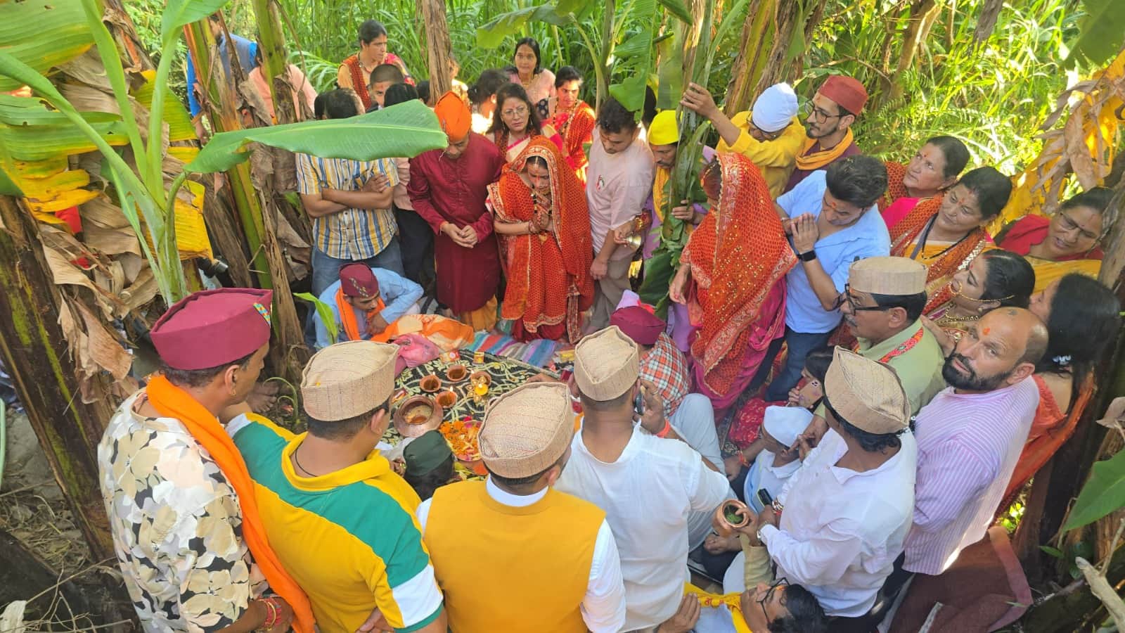 पांडेखोला में कदली वृक्ष पूजन के दौरान मौजूद श्रद्धालु। संवाद