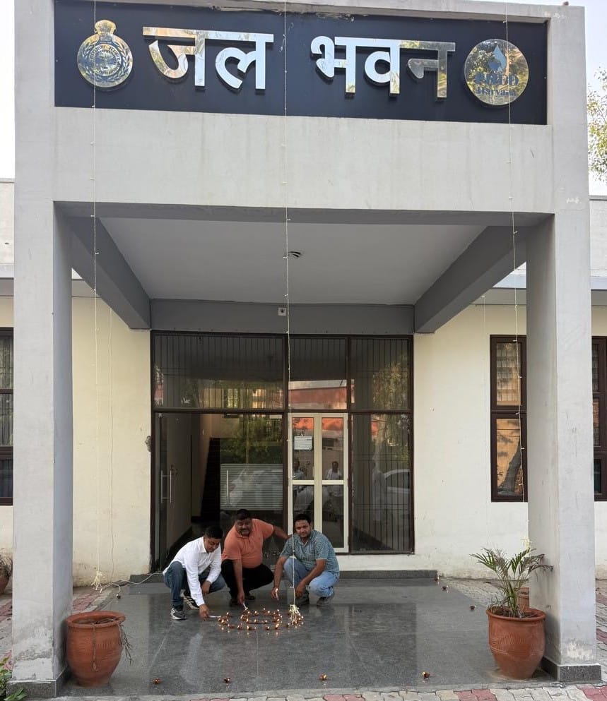 पूंडरी उपमंडल कार्यालय में कनिष्ठ अभियंता शैलेंद्र भवानी ने दीप प्रज्ज्वलित किए। विज्ञप्ति