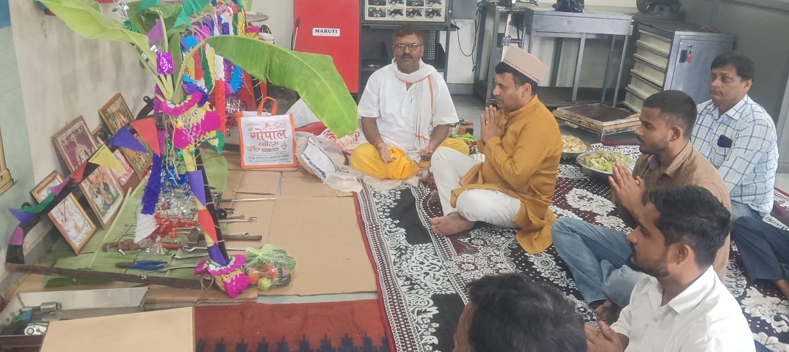 पडरौना शहर के गायत्री मंदिर के पास विश्वकर्मा पूजा करते लोग।स्रोत-सोशल मीडिया