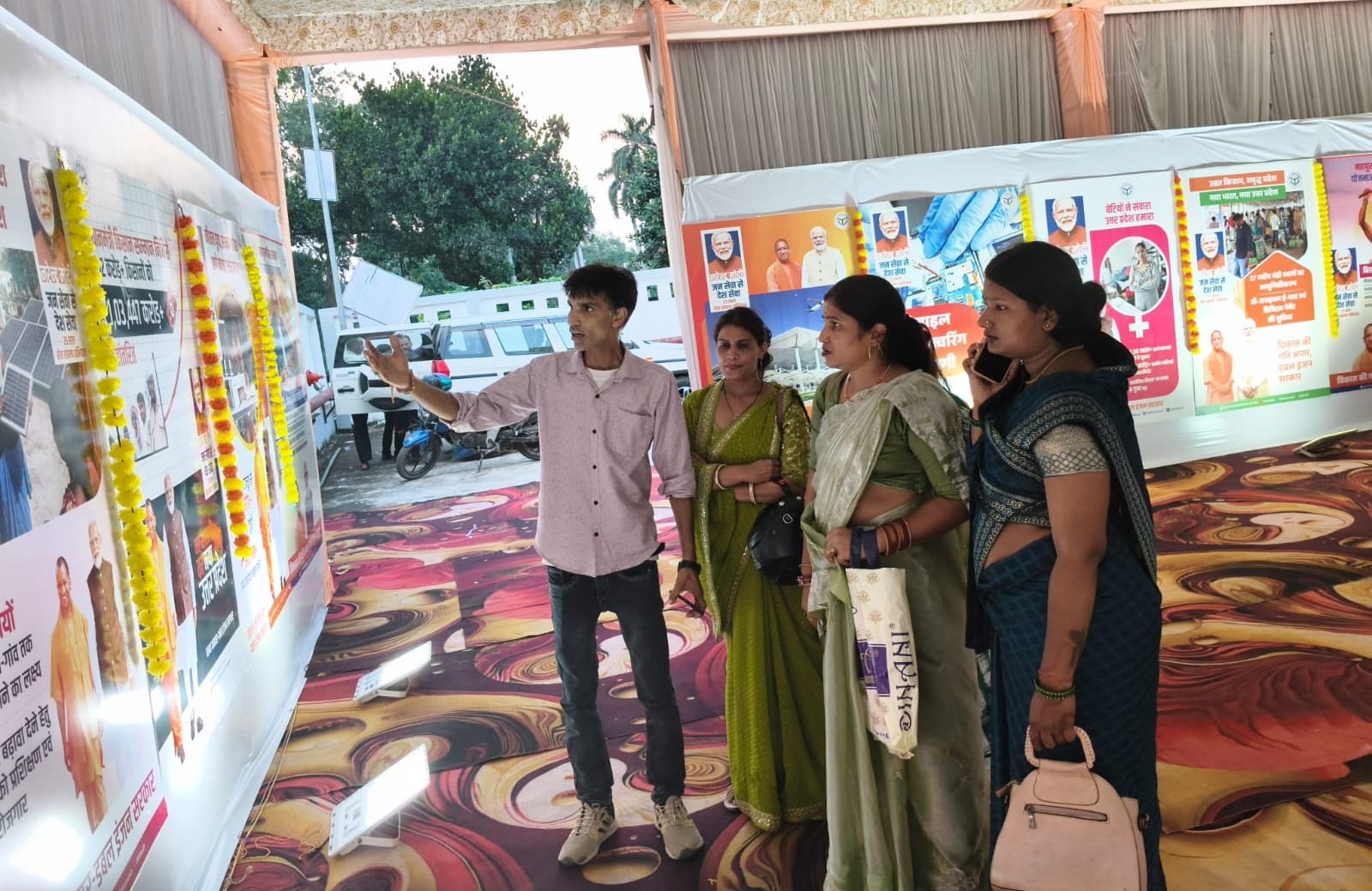 पीएम के जन्मदिन पर लगी प्रदर्शनी को देखते लोग। स्रोत-सूचना कार्यालय