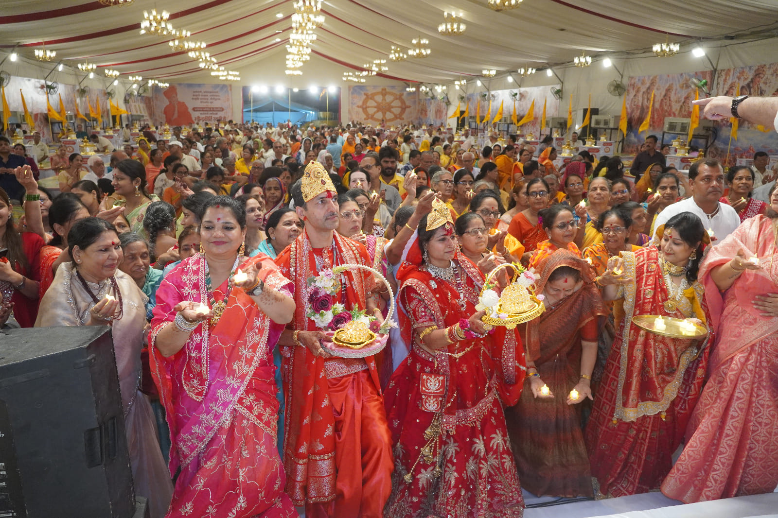 पूजन में मौजूद जैन अनुयायी।