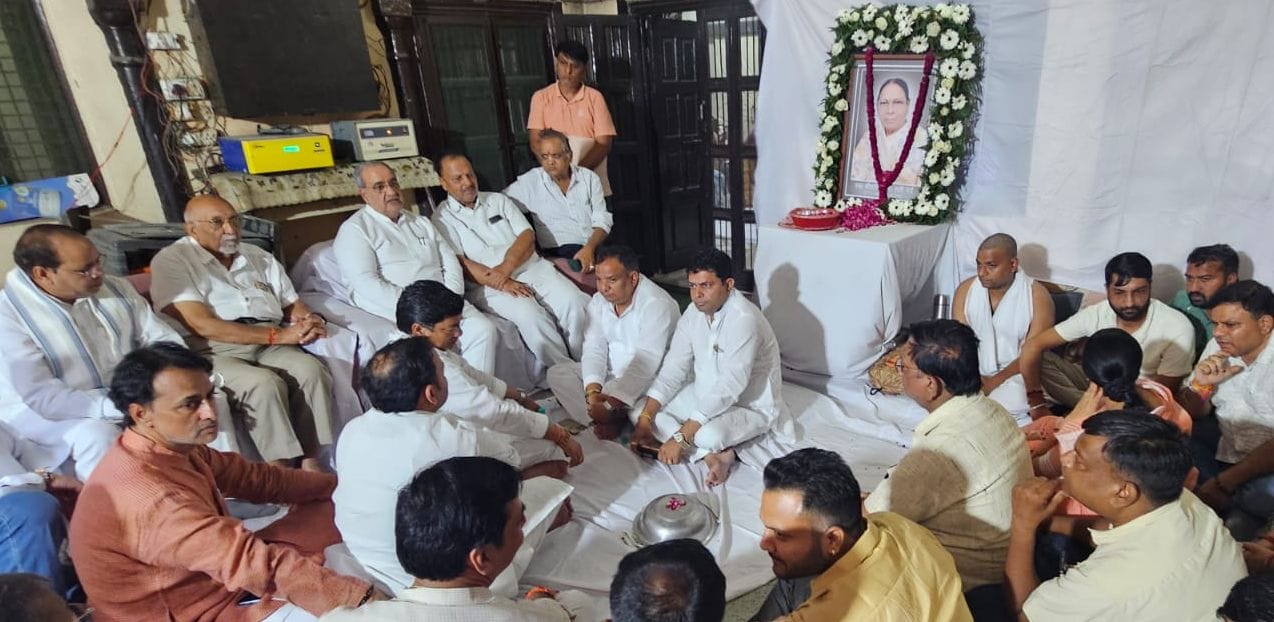 पिलखुवा स्थित मोहल्ला कृष्णगंज में शोक व्यक्त करते भाजपाई।संवाद