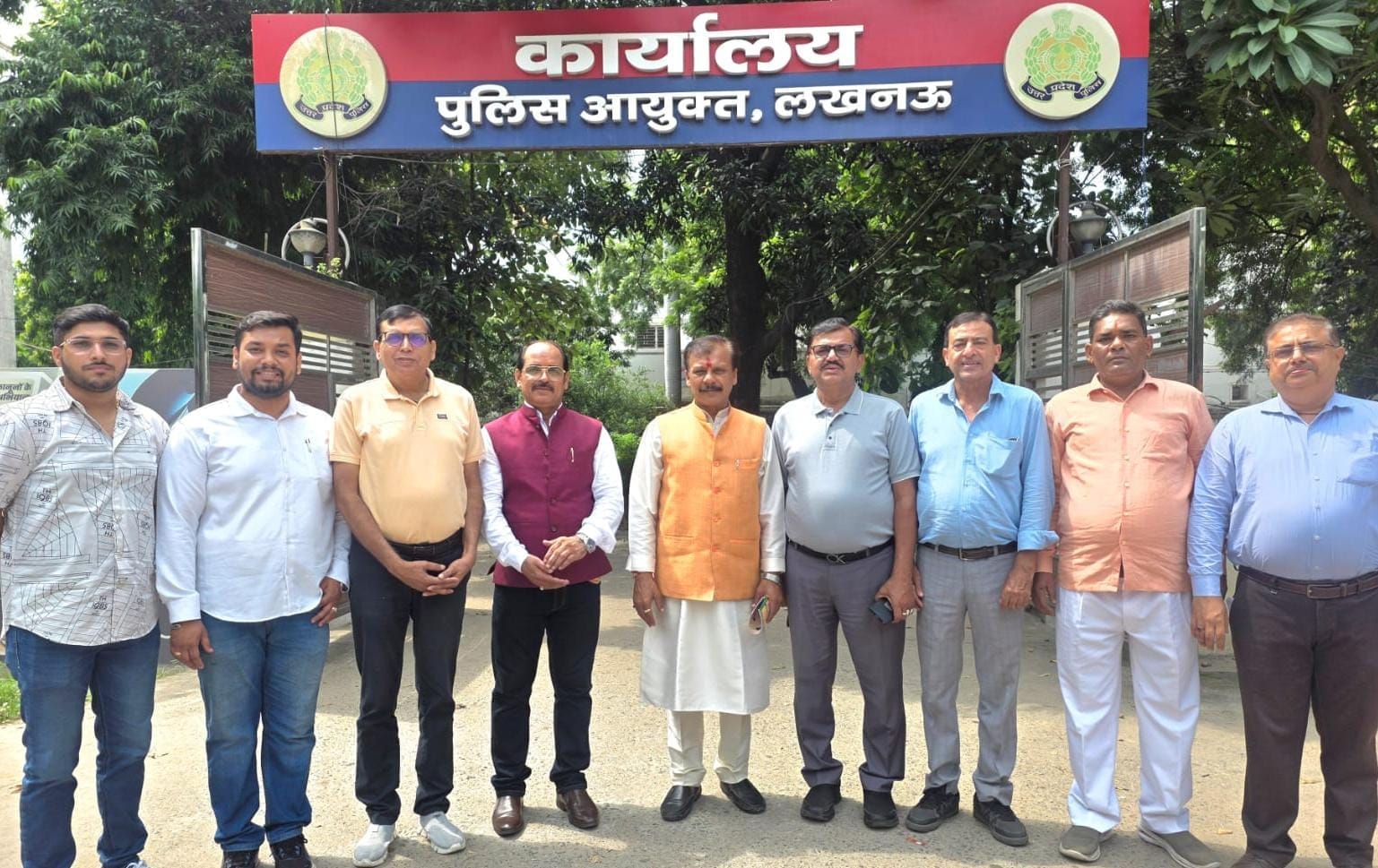 पुलिस आयुक्त को ज्ञापन देते व्यापारी।
