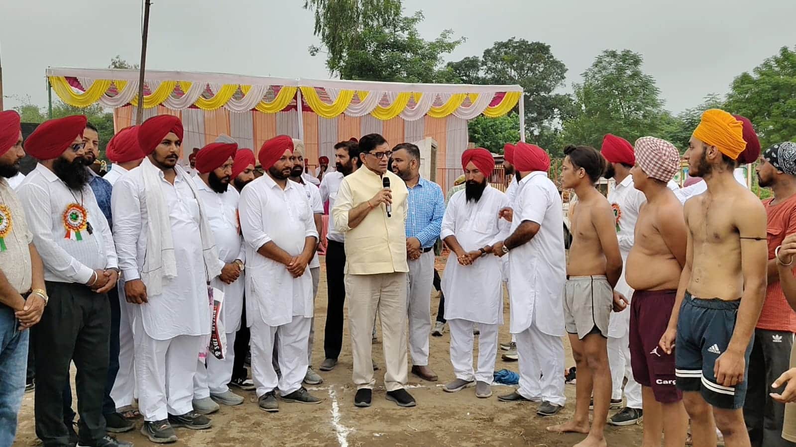 पिपरिया मजरा में जिम के शुभारंभ कार्यक्रम काे संबोधित करते डीएम। संवाद