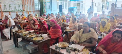 प्राचीन दिगंबर जैन बड़े मंदिर में पूजा अर्चना करते श्रद्धालु स्रोत मंदिर