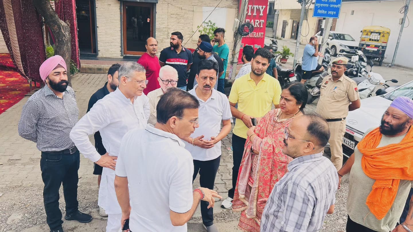 पार्षद से बात करते निगमायुक्त, मेयर व पूर्व मंत्री। प्रवक्ता