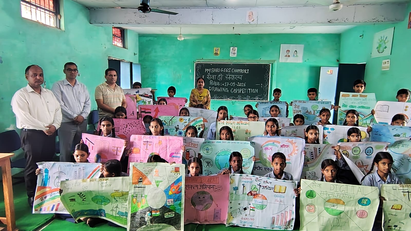 प्रतियोगिता के दौरान बनाए पोस्टर दिखाते विद्यार्थी। संस्थान