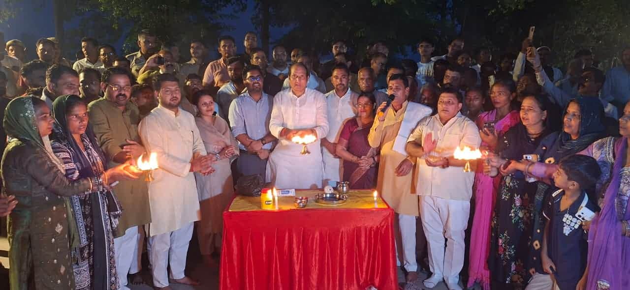प्रधानमंत्री के जन्मदिन के अवसर पर दीये जलाते पूर्व मंत्री सुरेश राणा और अन्य। भाजपा