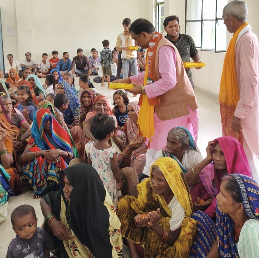 प्रधानमंत्री के जन्मदिन पर सेवा संकल्प कार्यक्रम में मिठाई बांटते पूर्व विधायक किशन लाल राजपूत।