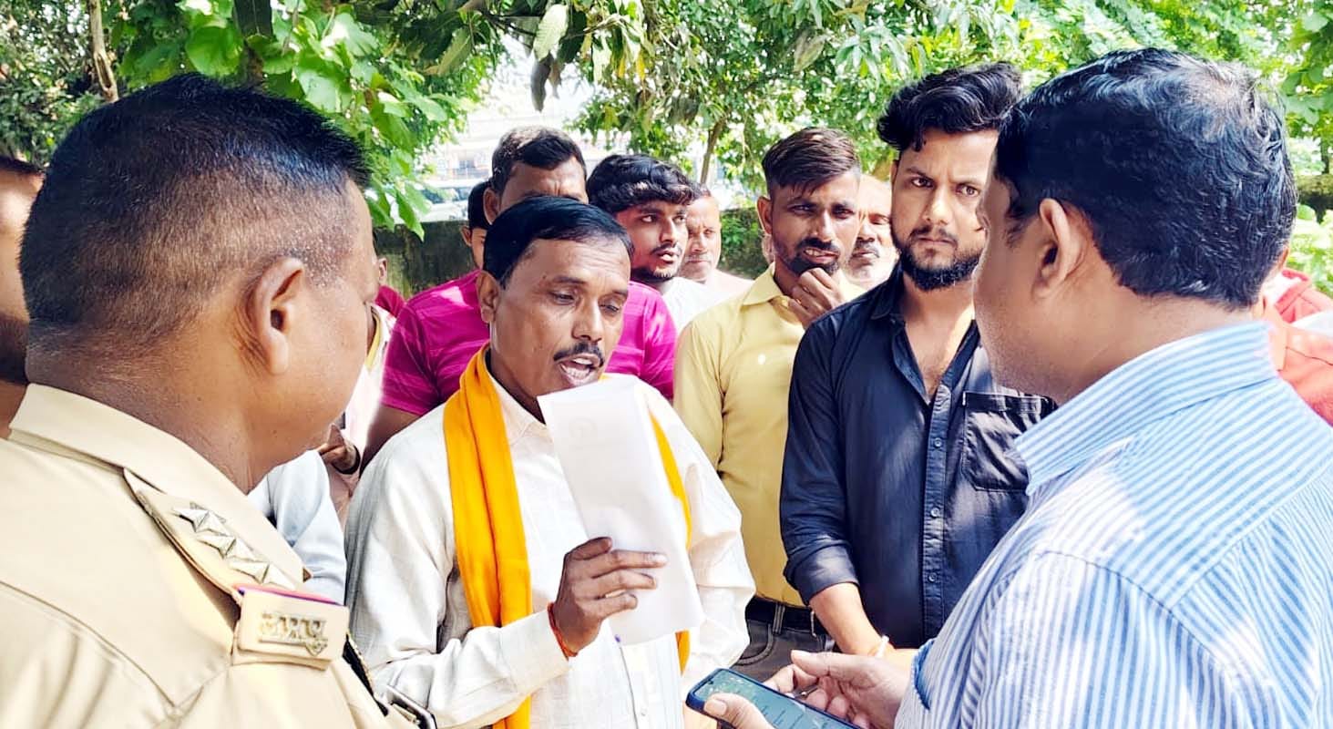 पुवायां के विद्युत उपकेंद्र पर एसडीओ से वार्ता करते करणी सेना के कार्यकर्ता। संवाद