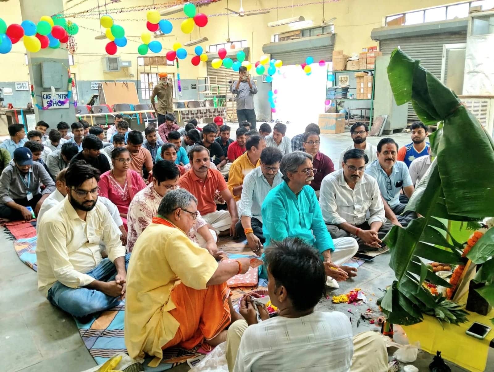 पीयू की मैकेनिकल इंजीनियरिंग वर्कशॉप में भगवान विश्वकर्मा की पूजा-अर्चना करते शिक्षक, कर्मचारी 