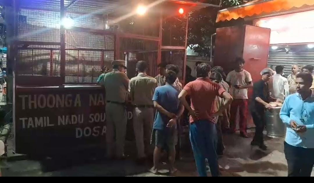 प्याऊ की टंकी से टैंक गिरने के बाद मौके पर जानकारी करती पुलिस। संवाद