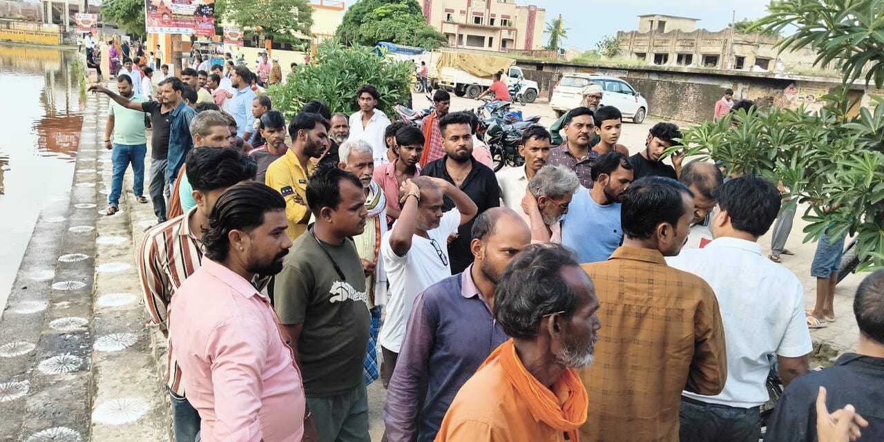 रॉबर्ट्सगंज रामसरोवर तालाब में युवक के डूबने पर लगी भीड़। संवाद