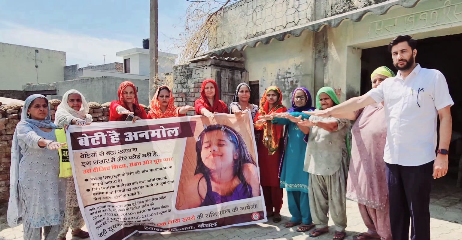 रोहेड़ा के स्वास्थ्य केंद्र में आयोजित स्वास्थ्य शिविर के दौरान ग्रामीणों को जागरूक करते स्वास्