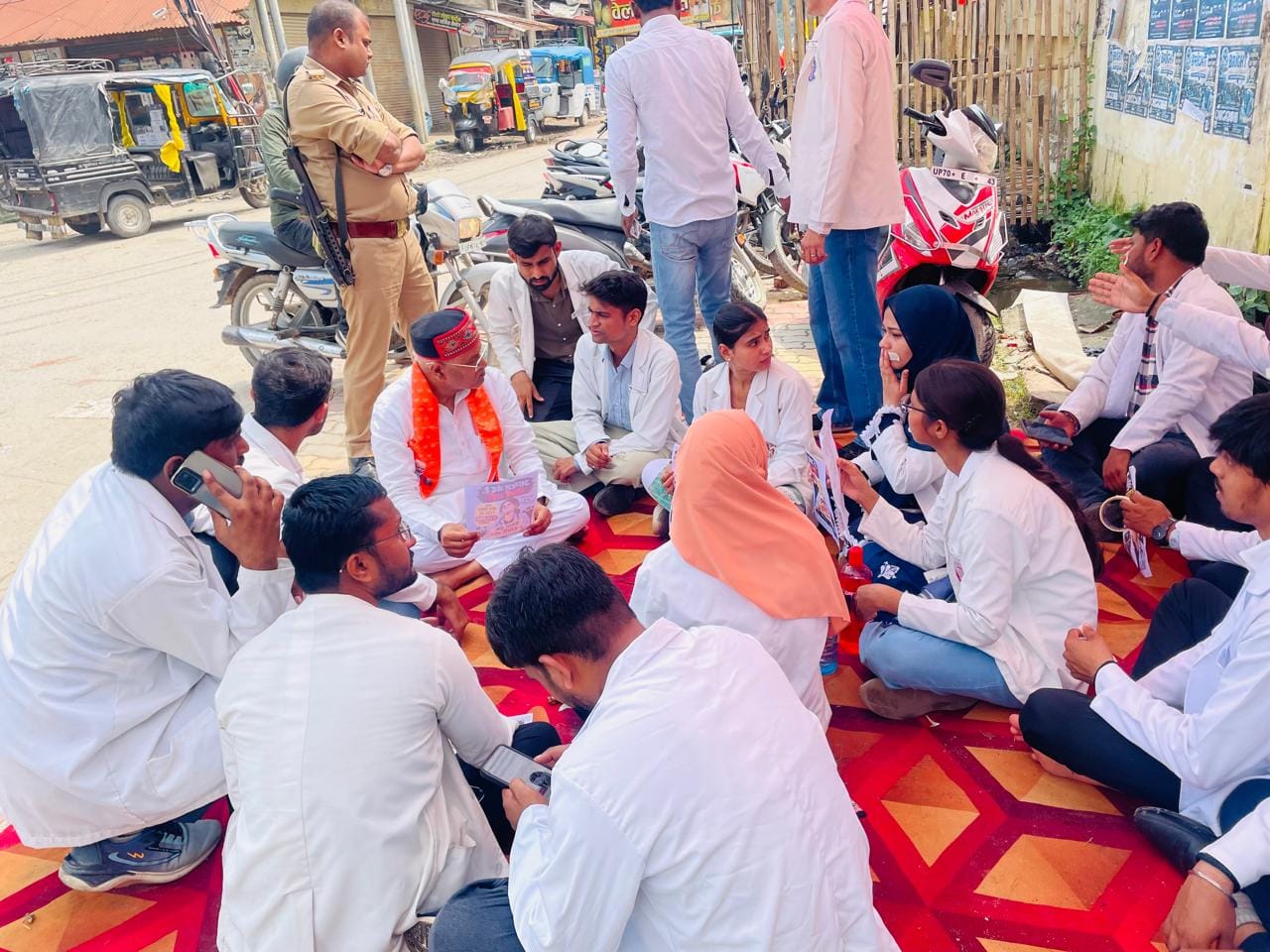 राजकीय होम्योपैथिक चिकित्सा महाविद्यालय में अनिश्चित कालीन हड़ताल पर बैठे इंटर्नों से वार्ता कर