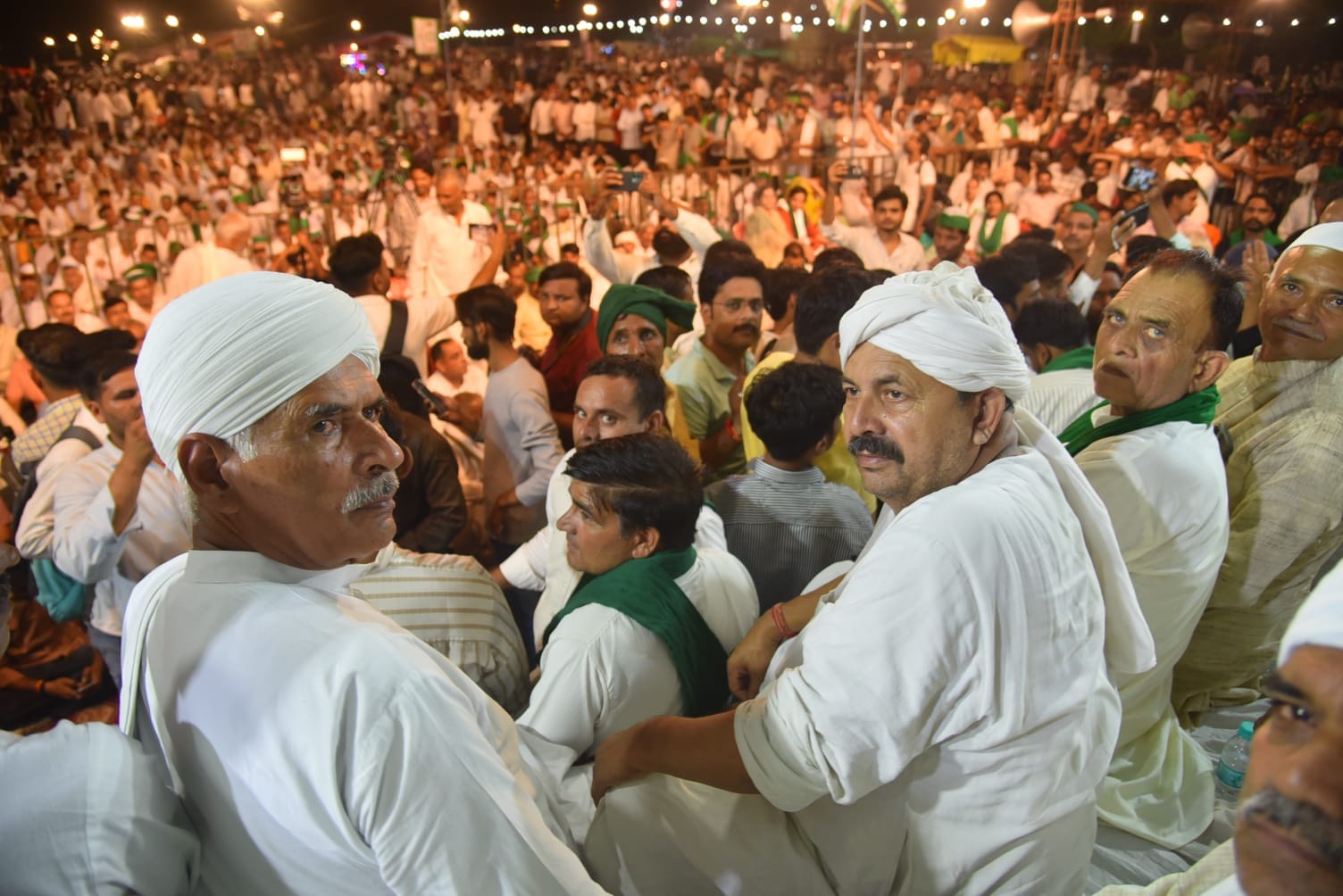 राजकीय इंटर कॉलेज के मैदान पर आयोजित पंचायत में भाकियू अध्यक्ष चौधरी नरेश टिकैत, प्रवक्ता राकेश