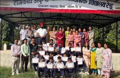 राजकीय वरिष्ठ माध्यमिक पाठशाला रेड्डू की टीम स्कूल प्रबंधन के साथस्रोत: स्कूल